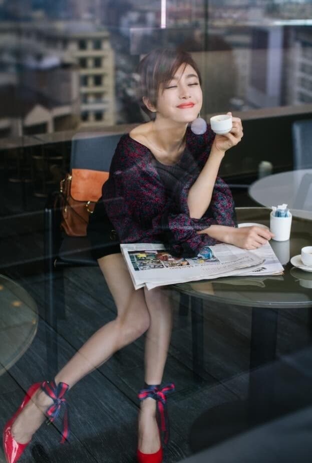 秦岚太疯狂了，短裤短到大腿根，网友：中间那块布好像帮她剪掉