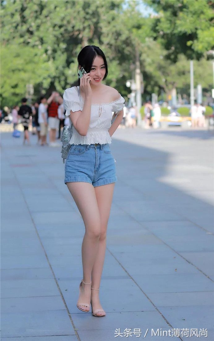 成都街拍:炎热夏季姑娘们清凉出行简约又时尚，你最喜欢哪一位?