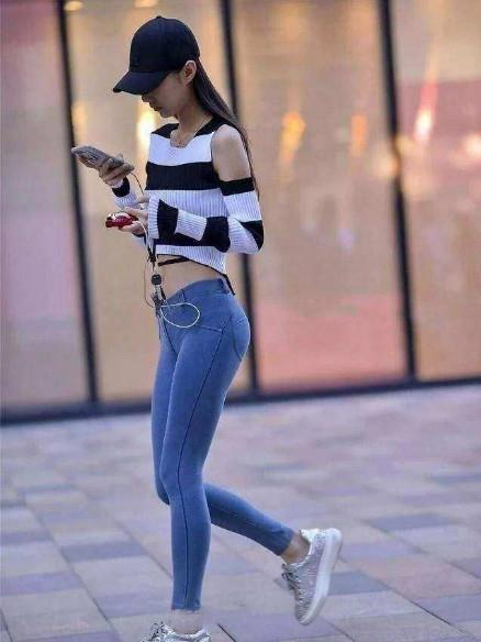 街拍：穿紧身裤的美女，把身材展现得淋漓尽致，难怪男人这么喜欢