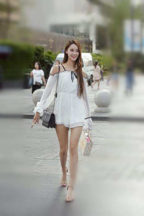 合肥街拍时尚达人: 镂空蕾丝吊带背心很清爽