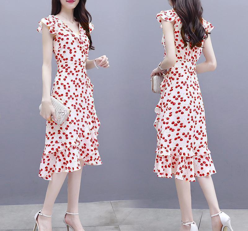 女人别再短T配短裤了，今年流行“背影杀”套裙，浓浓女人味十足