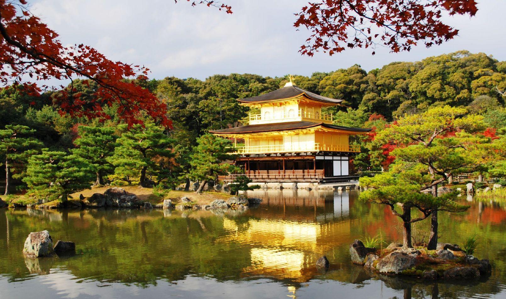  #金阁寺#日本仿效中国修建的城市，用金子打造寺庙，庭院被称为极乐净土