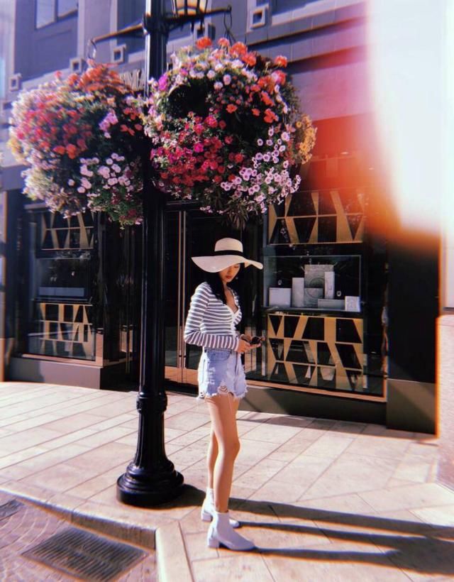 杨采钰街头玩街拍，尽显气质 网友：满屏都是腿