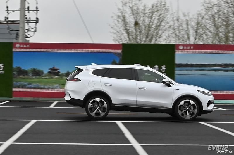  『加速能力』实在没办法太低调，“多姿势”体验全新腾势X PHEV