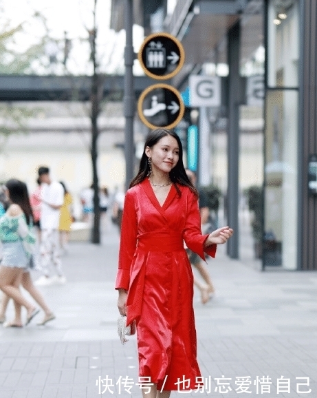  [穿搭]美女一身“大红袍”加身，天都那么热了，还穿那么“热”？
