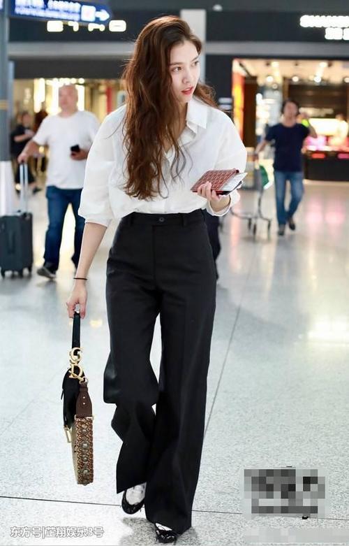 宋妍霏、王珞丹同穿白衬衫配阔腿裤，这差距原谅我不厚道地笑了！