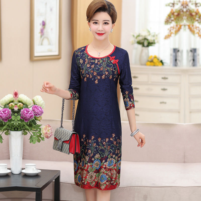 快中秋了，50岁女人多试试这，新款秋裙，配高跟鞋，洋气上档次