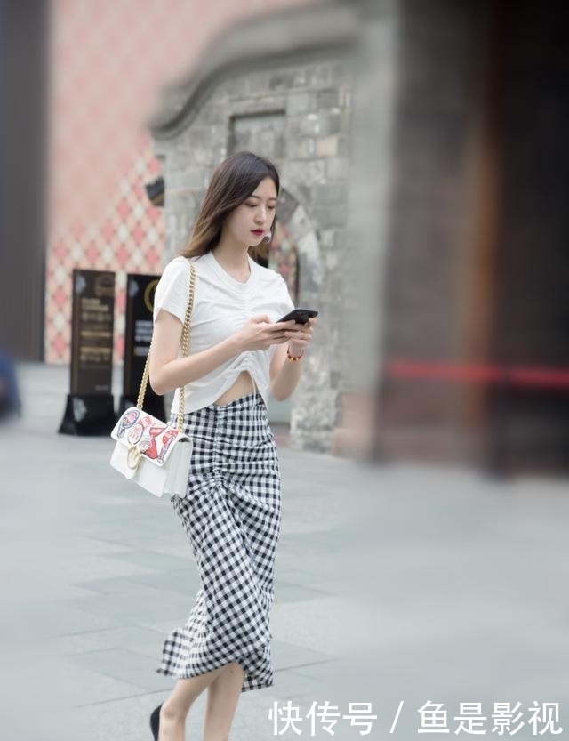  简约■素人街拍: 简约T恤穿的好, 也有回头率