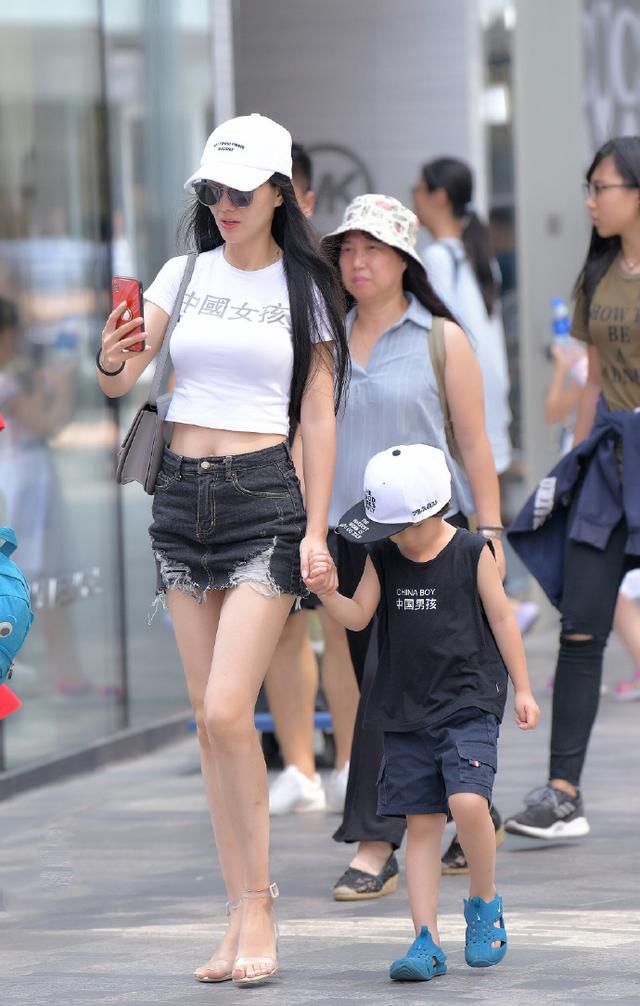 时尚辣妈，简单的T恤穿出傲人的上围，明显更有女人味了！