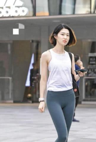 打底裤美女，特别有女人味，街头引起众人围观！