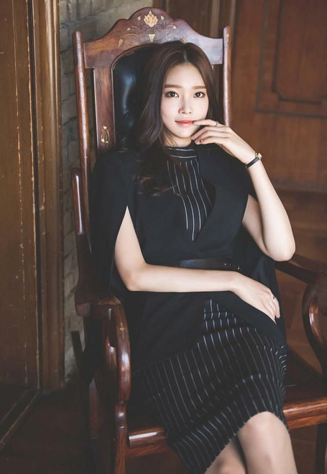 职业装配丝袜，干练又有女人味，高雅大气