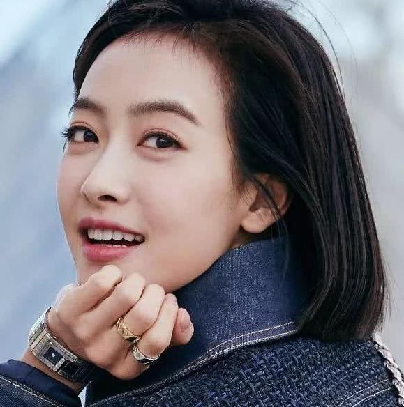 范冰冰晒短卷发照这角度也是自信的没谁了！而她直接年轻了20岁