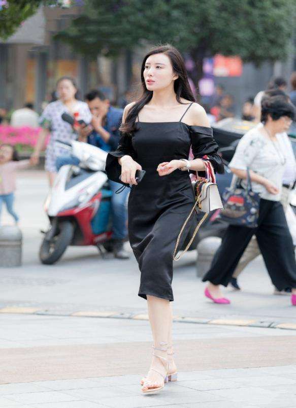 重庆街拍: 白皙长腿让人看呆, 第四位小姐姐让路人心动
