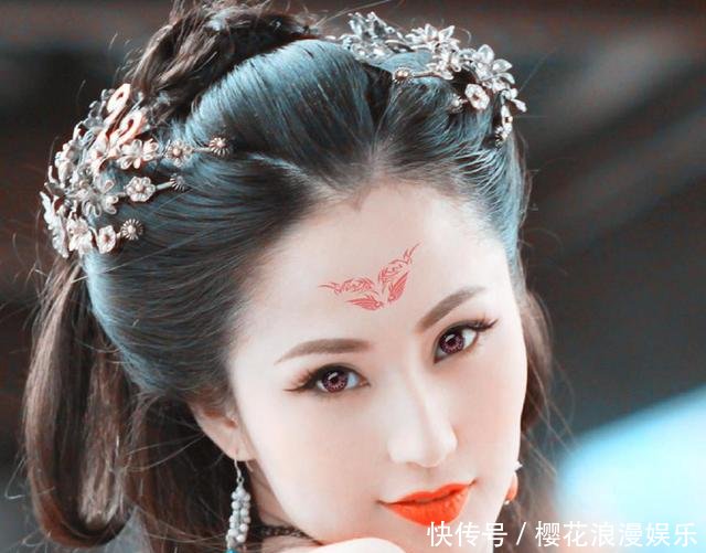 中俄混血女星蓝燕近照，穿紧身裙的腿又白又长，身材好的让人嫉妒