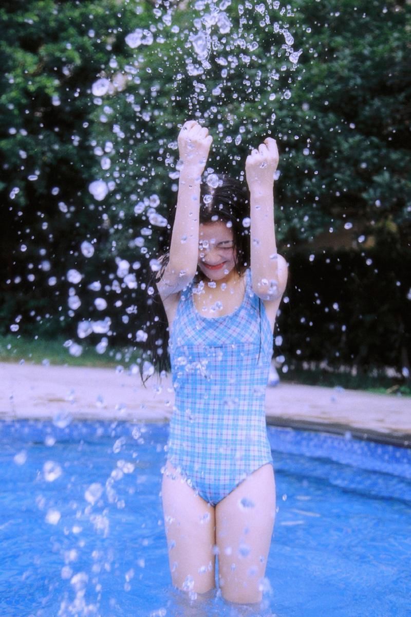 泳池美女性感泳衣美女户外美女图片