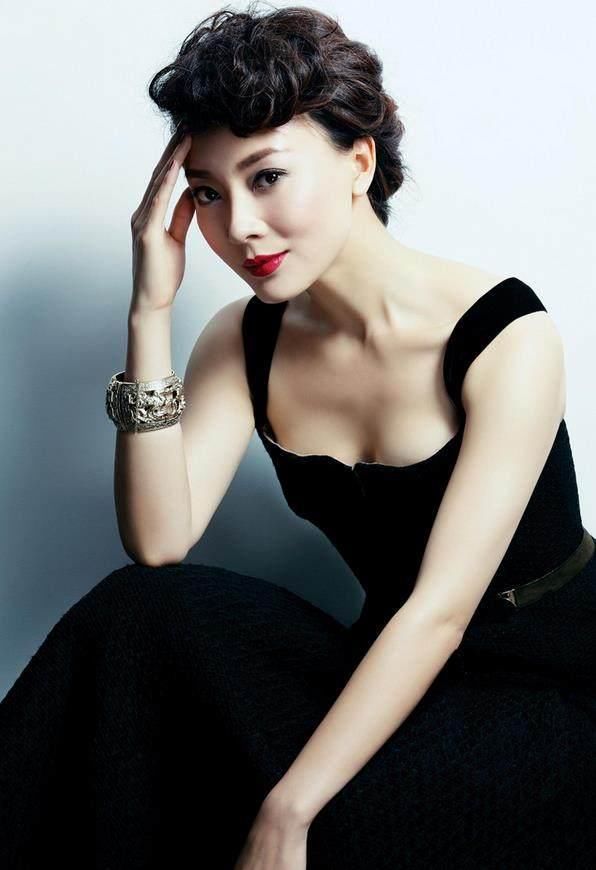 41岁陈数现身机场，腿短腰粗现原形，网友：女神你还是穿裙子吧