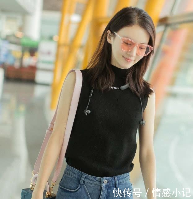 金晨这裙子真厉害，长出两条“尾巴”当袖子也是时髦得没谁了！