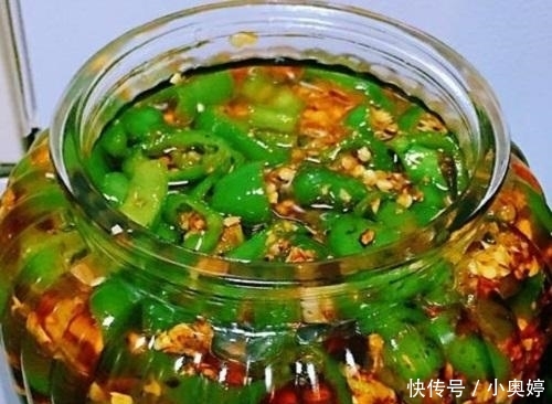  「婆婆」婆婆教我腌“神仙辣椒”，上桌比肉抢手，腌一盆都不够吃三天