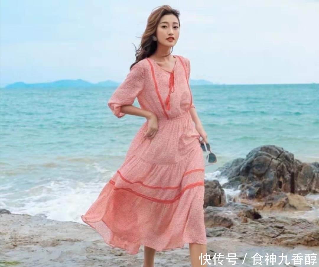  女人|中年的你还在穿紧身裤？优雅女人都穿裙子了，时髦又减龄