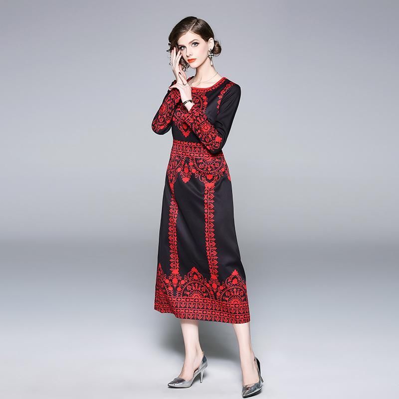 50岁小姨打扮起来真漂亮，如此优雅的秋裙，看上去年轻不少