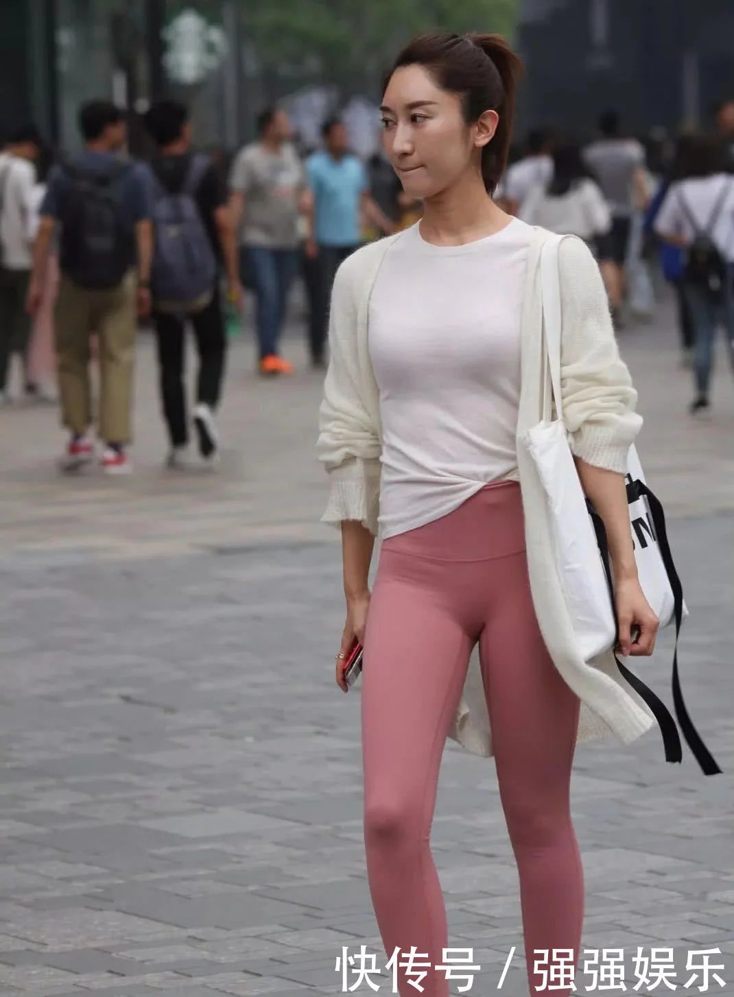 轻熟少妇裸色紧身裤裹出迷人弧线，紧致的身材很有冲击力