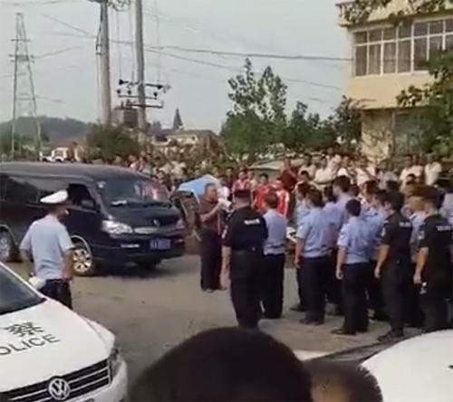 湖南桃源回应“死者家属打死肇事司机”：谣言，3人堵路被拘