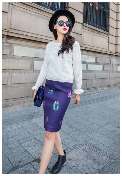 街拍：白色背心搭配时尚休闲短裤，双腿修长皮肤白皙