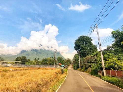 2175米高山上洞穴众多，藏有无数佛像，曾是隐士修炼场所