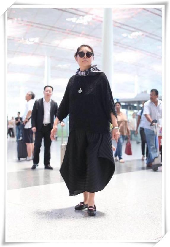 倪萍不服老!大热天穿一件9分毛裤走机场，网友:59岁也疯狂?