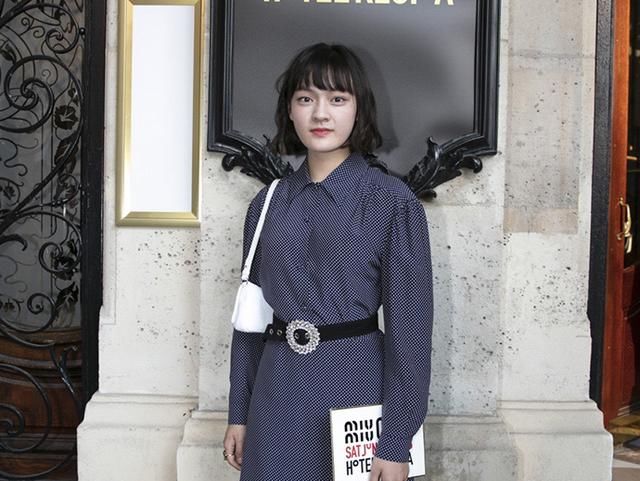 别人穿少女系减龄，文淇却用连衣裙扮成熟，完全让人猜不出年龄