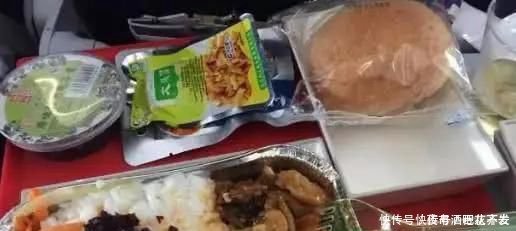 川航“喂猪式”的飞机餐,吃到系不上安全带,乘客拒绝不了！