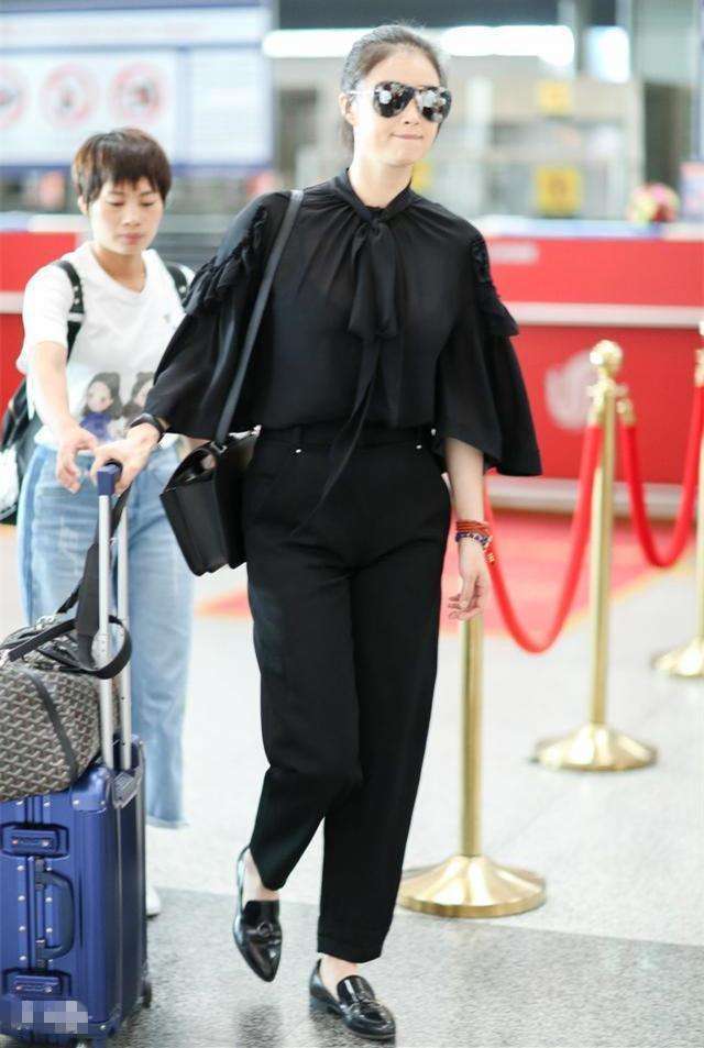 162王子文与171蒋欣, 同穿一身黑现身机场, 一个似超模一个是矮胖