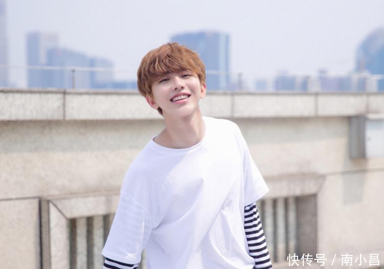 兑现承诺,蔡徐坤微博晒黑发自拍照,网友:下一个