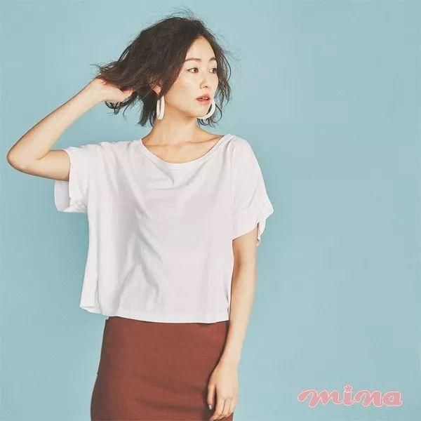 推荐给穿不惯衬衫、吊带衫的MM 12种令人秒变时髦的基础款白T穿衣