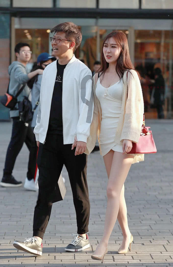 黑小伙逆袭搂着身材火辣小姐姐一脸骄傲，小姐姐这裙子再短就出事