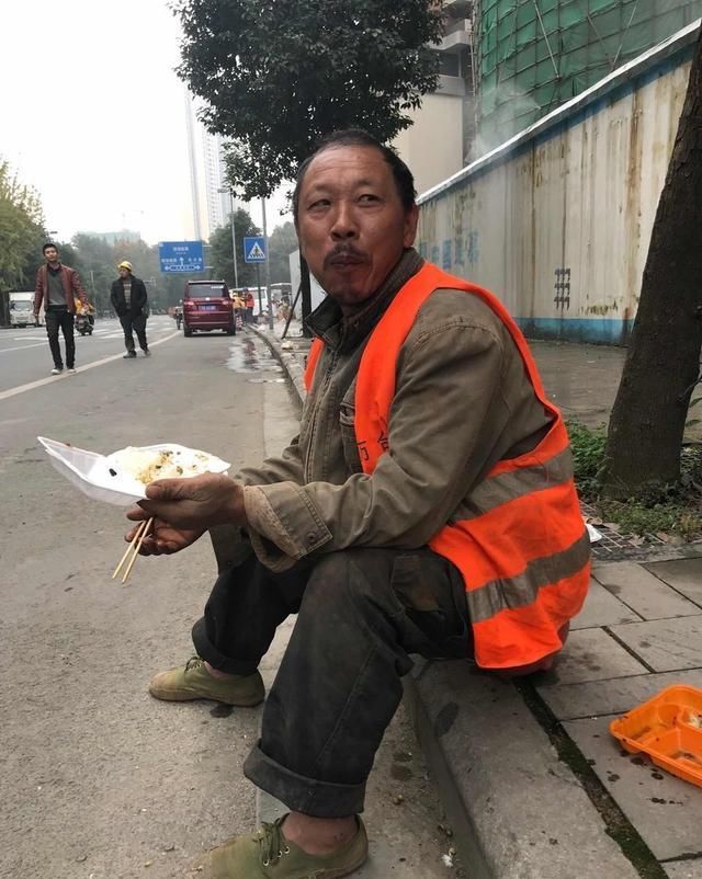  [政策措施]农民工在工地上干活时，最关心的村里的三件事，最后