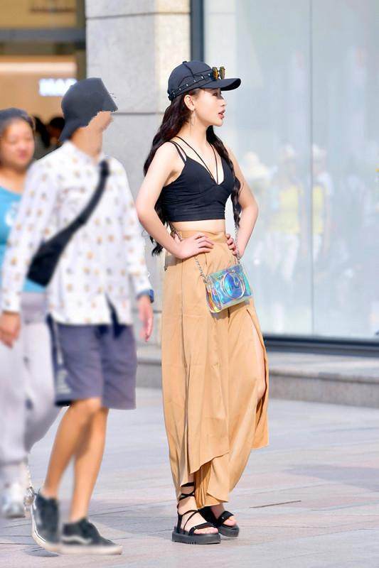 街拍: 美女大胆穿吊带透视装, 好身材若隐若现!