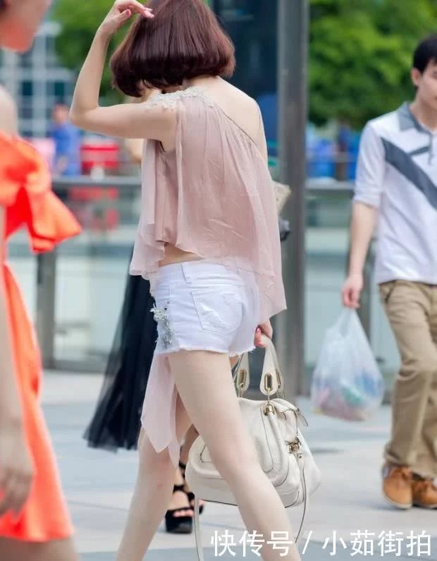 拥有傲人身材的小姐姐出门，热裤吊带魔性搭配，就连小朋友也忍不