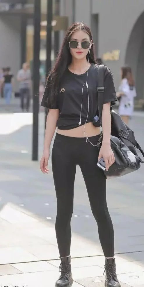 气质小姐姐紧身裤搭配露脐上衣曲线圆润，穿出婀娜多姿的休闲风