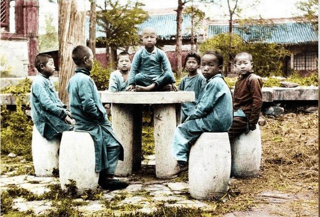 摄影师还原清末儿童彩照,100年前“熊孩子”就是这个样子!