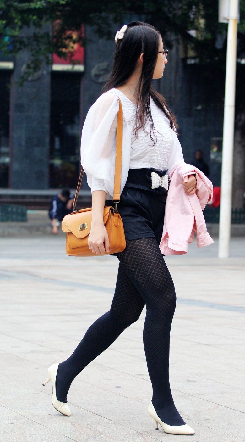 街拍:花纹黑丝美眉,丰腴的大长腿让人羡慕不已