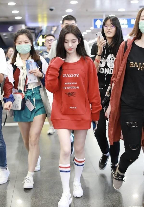 159的鞠婧祎太心机，下衣失踪穿出180腿长，网友:矮子也能成超模