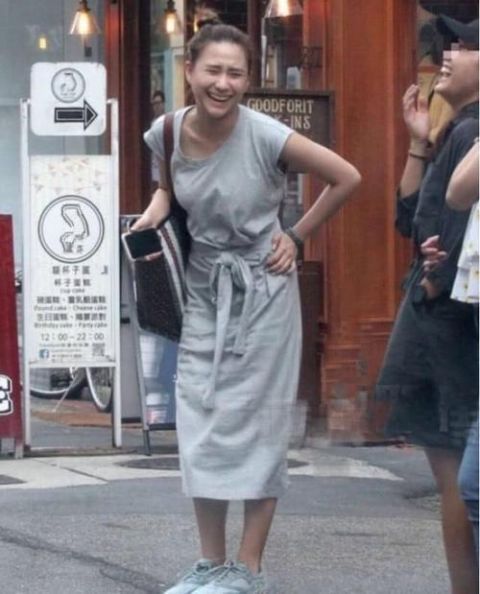 #气质#何超莲有气质随便穿，T恤配拼贴章牛仔裤，简单清爽好似少女