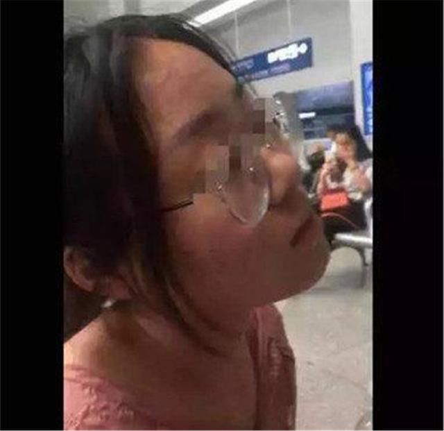 男子车站接到网恋女友,素颜让他无法接受,网友:自己先照照镜子