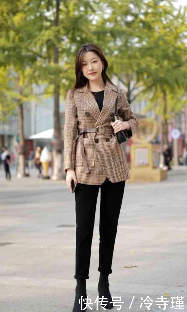 #清秀#路人街拍,小姐姐格外的清秀,穿彩色条纹连衣裙,清新唯美