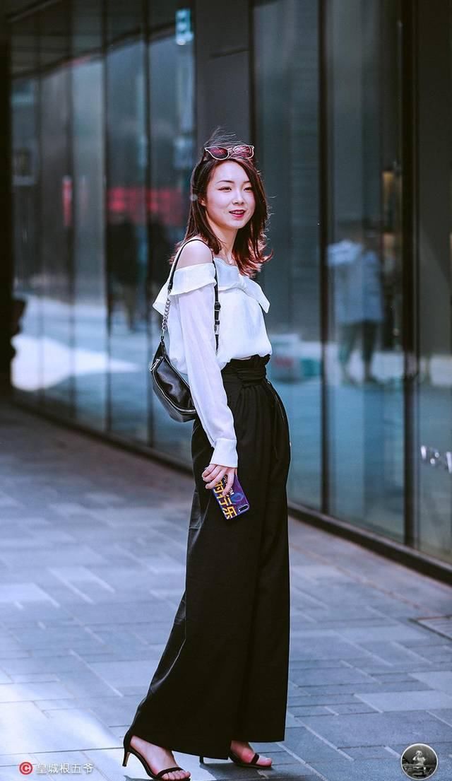  #让自己#街拍：通过日常穿衣搭配提升自己的魅力，成为一个有吸引力的女人