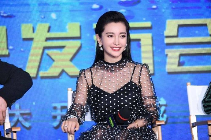 李冰冰出席活动，穿着一条若隐若现的连衣裙，网友:大饱眼福了!