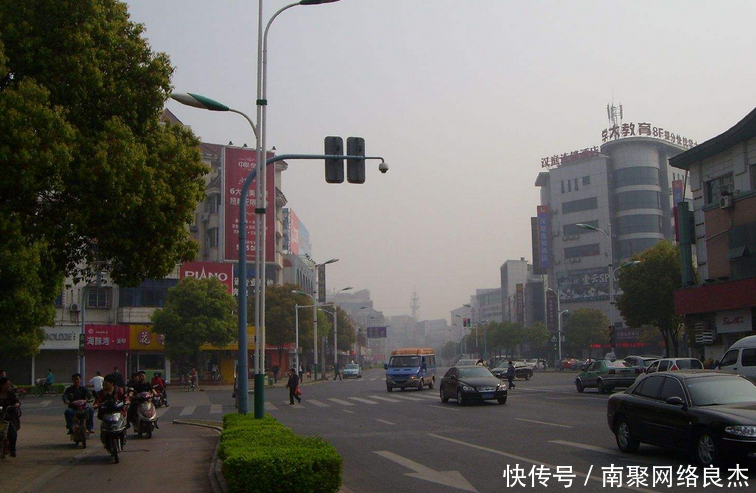 该城市比深圳还要富裕，干净程度赶上日本，却依旧是一个小县城