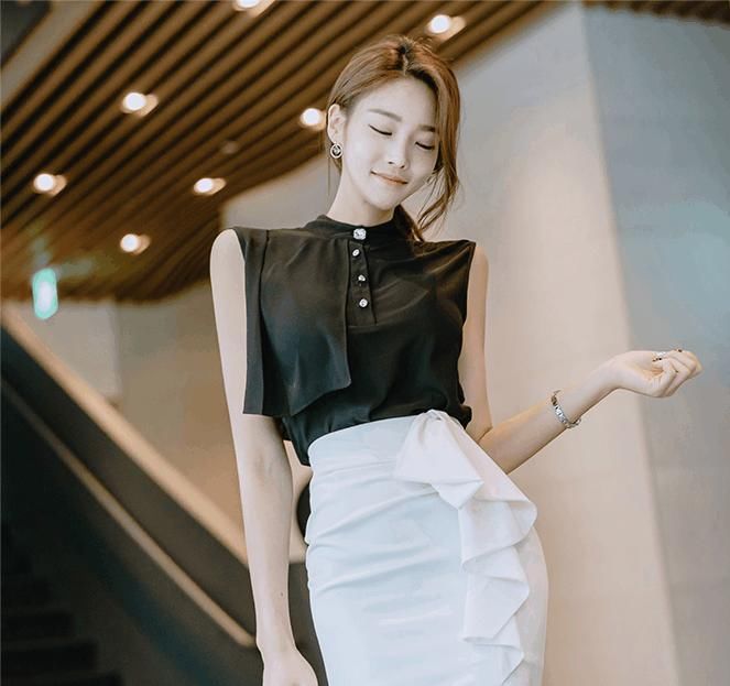 『 开叉』白色包臀开叉半身裙, 尽显美女的优雅气质，黑色经典无袖衬衣,