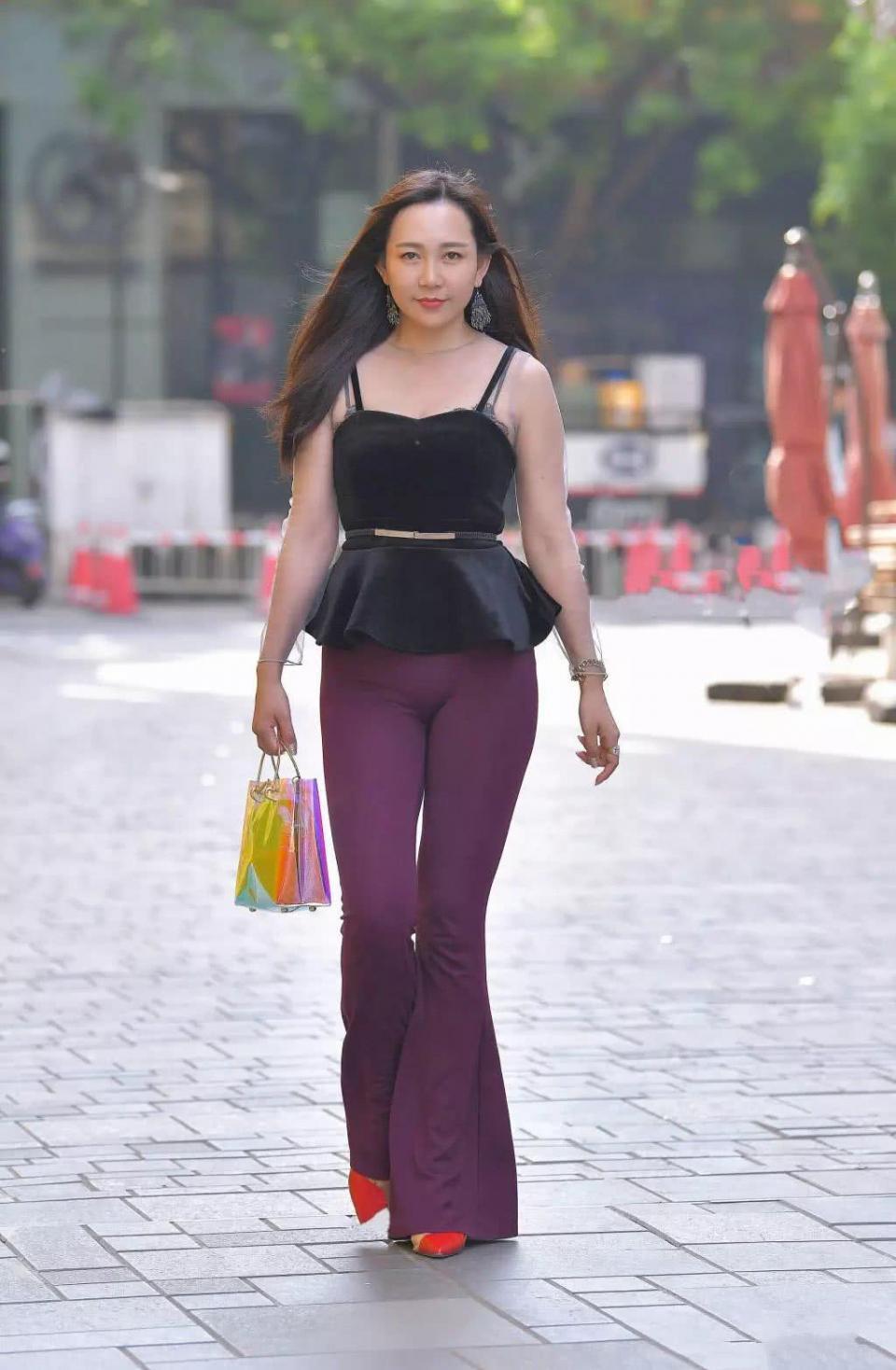 街拍：本以为连衣裙很迷人，看了穿紧身裤的姐姐，我被彻底征服了